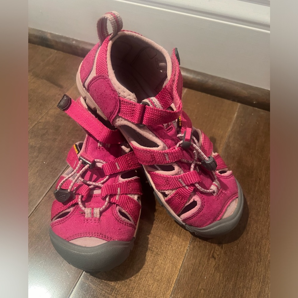 Keen Seacamp II CNX in Pink. Youth 2. Excellent, like new condition!